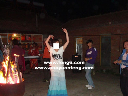 戰(zhàn)神巴蒂團(tuán)隊(duì)美女為大家獻(xiàn)上舞蹈