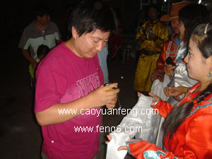壩上農(nóng)家院晚上活動