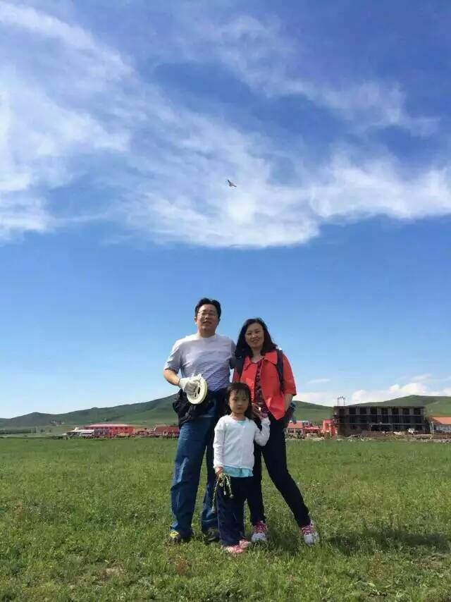 看看草原上的城里娃，第一次看見馬，都不害怕