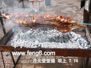 烤羊架上的全羊，想吃吧！