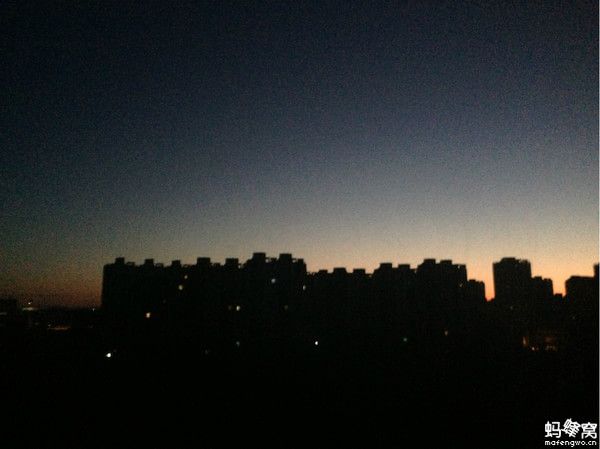 日出與日落時(shí)感受生活的美好，并憧憬著未來.