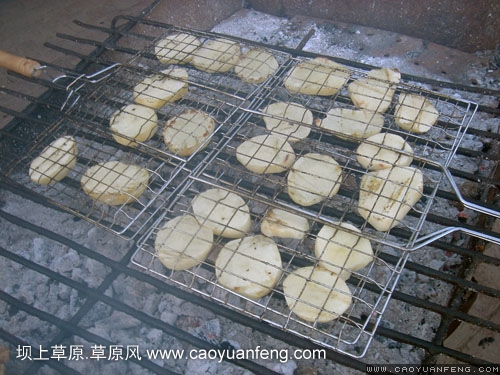燒烤開始嘍~烤羊烤土豆，我們一起行動